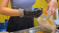 Ketika ada pelanggan yang ingin membelinya, pancake tipis ini baru dimasukkan ke dalam plastik satu per satu. Harganya dibanderol Rp 17 ribu saja. Foto: TikTok/bangkokfoodie