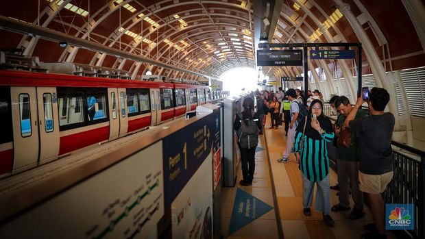 Penumpang menunggu kedatangan LRT Jabodebek di Stasiun Dukuh Atas, Jakarta, Senin (28/8/2023). LRT Jabodebek yang diresmikan oleh Presiden Joko Widodo beberapa jam lalu mulai bisa digunakan oleh warga sebagai moda transportasi umum baru. (վ/Faisal Rahman)