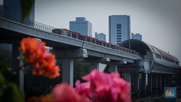 Penumpang menunggu kedatangan LRT Jabodebek di Stasiun Dukuh Atas, Jakarta, Senin (28/8/2023). LRT Jabodebek yang diresmikan oleh Presiden Joko Widodo beberapa jam lalu mulai bisa digunakan oleh warga sebagai moda transportasi umum baru. (CNBC Indonesia/Faisal Rahman)