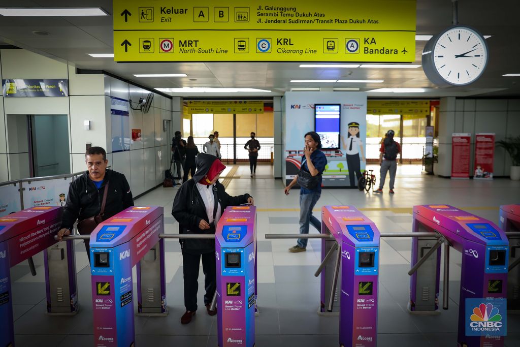 Penumpang menunggu kedatangan LRT Jabodebek di Stasiun Dukuh Atas, Jakarta, Senin (28/8/2023). LRT Jabodebek yang diresmikan oleh Presiden Joko Widodo beberapa jam lalu mulai bisa digunakan oleh warga sebagai moda transportasi umum baru. (վ/Faisal Rahman)