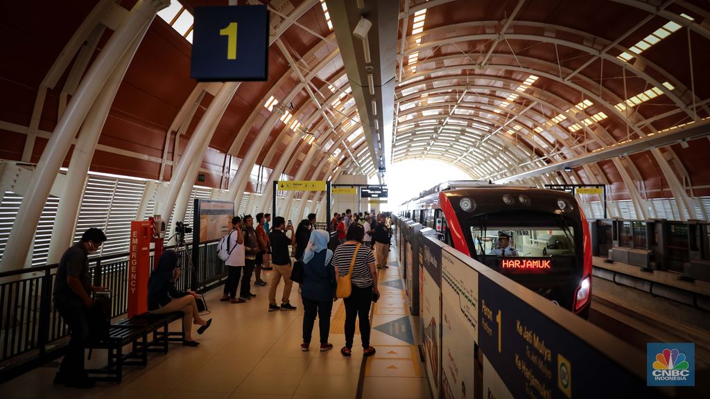 Penumpang menunggu kedatangan LRT Jabodebek di Stasiun Dukuh Atas, Jakarta, Senin (28/8/2023). LRT Jabodebek yang diresmikan oleh Presiden Joko Widodo beberapa jam lalu mulai bisa digunakan oleh warga sebagai moda transportasi umum baru. (վ/Faisal Rahman)