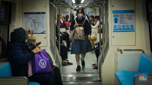 Penumpang menunggu kedatangan LRT Jabodebek di Stasiun Dukuh Atas, Jakarta, Senin (28/8/2023). LRT Jabodebek yang diresmikan oleh Presiden Joko Widodo beberapa jam lalu mulai bisa digunakan oleh warga sebagai moda transportasi umum baru. (CNBC Indonesia/Faisal Rahman)