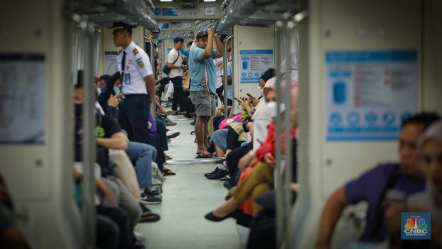 Penumpang menunggu kedatangan LRT Jabodebek di Stasiun Dukuh Atas, Jakarta, Senin (28/8/2023). LRT Jabodebek yang diresmikan oleh Presiden Joko Widodo beberapa jam lalu mulai bisa digunakan oleh warga sebagai moda transportasi umum baru. (CNBC Indonesia/Faisal Rahman)