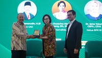 Prof. Komarudin selaku Rektor UNJ dalam sambutannya menyampaikan bahwa kegiatan ini juga mengangkat executive brief. Perubahan menjadi BH itu cukup besar, dari berpikir sebagai fungsi menjadi berpikir untuk kinerja unit bisnis sehingga ada perubahan pola kerja dalam akuntansi kita menjadi cash basis yang sebelumnya actual basis. Dan akhirnya mengubah kinerja dan budaya.