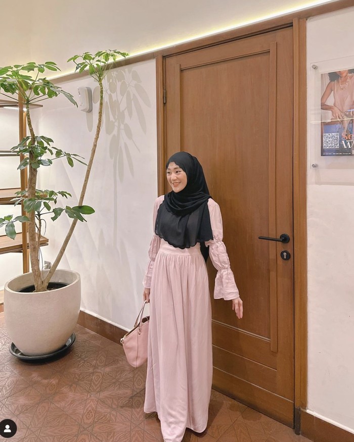 Pesona Larissa Chou Saat Santai di Kafe hingga Belajar Bikin Kue Pesona Larissa Chou Saat Santai di Kafe hingga Belajar Bikin Kue