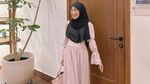 Pesona Larissa Chou Saat Santai di Kafe dan Belajar Bikin Kue