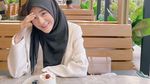 Pesona Larissa Chou Saat Santai di Kafe dan Belajar Bikin Kue