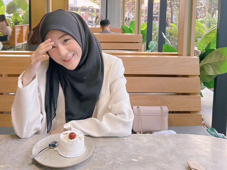 Pesona Larissa Chou Saat Santai di Kafe dan Belajar Bikin Kue