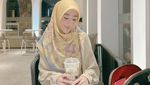 Pesona Larissa Chou Saat Santai di Kafe dan Belajar Bikin Kue