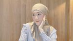 Pesona Larissa Chou Saat Santai di Kafe dan Belajar Bikin Kue