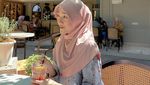 Pesona Larissa Chou Saat Santai di Kafe dan Belajar Bikin Kue
