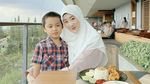 Pesona Larissa Chou Saat Santai di Kafe dan Belajar Bikin Kue