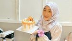 Pesona Larissa Chou Saat Santai di Kafe dan Belajar Bikin Kue