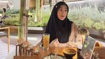 Pesona Larissa Chou Saat Santai di Kafe dan Belajar Bikin Kue