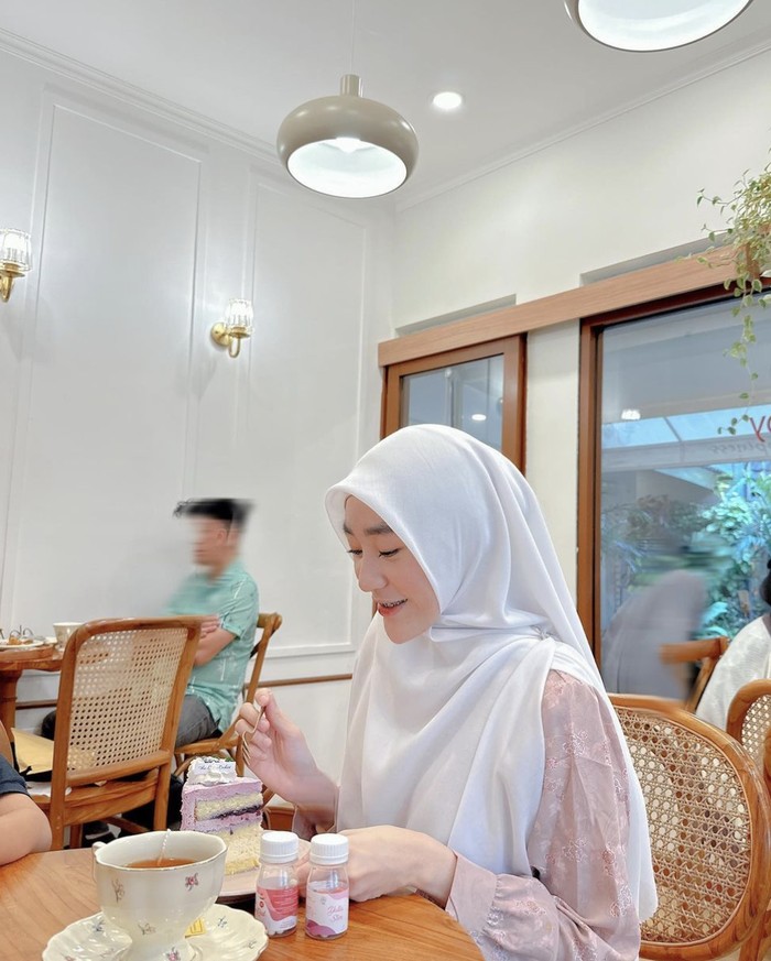 Pesona Larissa Chou Saat Santai di Kafe hingga Belajar Bikin Kue Pesona Larissa Chou Saat Santai di Kafe hingga Belajar Bikin Kue
