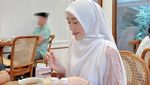 Pesona Larissa Chou Saat Santai di Kafe dan Belajar Bikin Kue