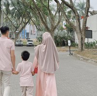 Larissa Chou yang dikenal sebagai selebgram dan penulis buku baru-baru ini mengunggak ke Instagram momen kebersamaannya dengan seorang pria. Dalam foto yang diunggahnya pria yang mengenakan baju pink tersebut terlihat turut menggandeng tangan anak Larissa, Yusuf. Anak ku, mamah ijin membawa seseorang ya.., tulis Larissa Chou dilihat dalam keterangan unggahannya Senin (28/8/2023). Foto: Instagram larissachou