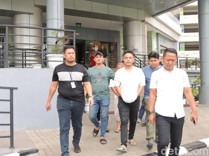 Pesulap Oge Arthemus berkaus putih ditangkap terkait penyalahgunaan narkoba.