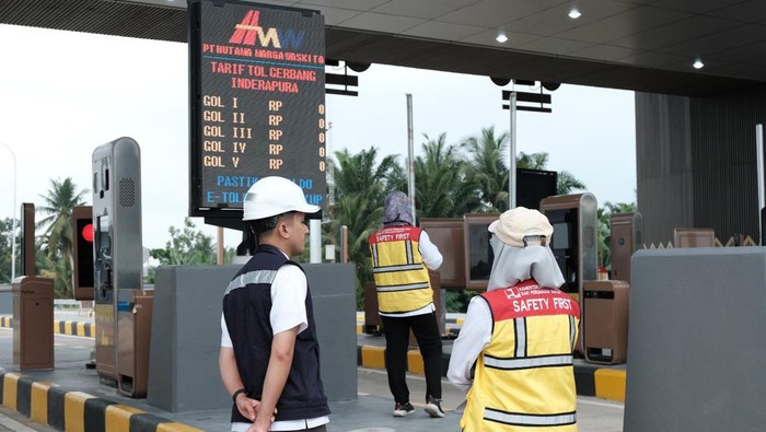 Petugas Hutama Karya saat melakukan Uji Laik Fungsi di Tol Gerbang Indrapura. (Foto: Dok Hutama Karya)