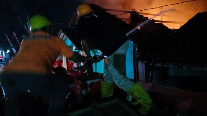 Petugas melakukan pemadaman rumah warga di Desa Jepang, Kecamatan Mejobo, Kudus, yang terbakar, Senin (28/8/2023).