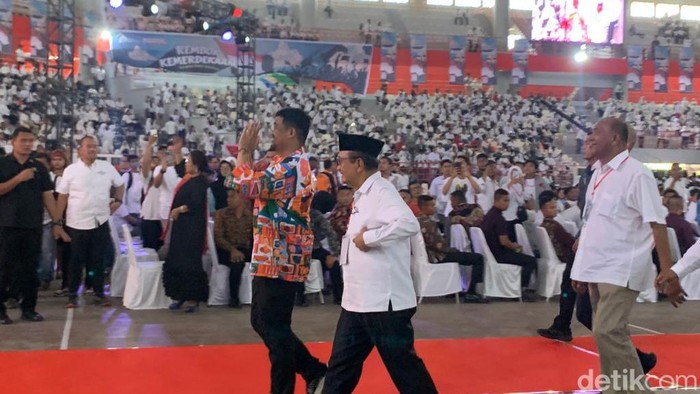 Plt Bupati Langkat Syah Afandin alias Ondim saat berjalan di belakang Bobby Nasution di acara Rembuk Kemerdekaan relawan (Raja Malo Sinaga/detikSumut)