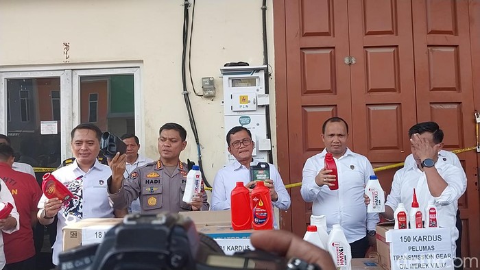 Polda Sumut menunjukkan barang bukti oli palsu. (Finta Rahyuni/detikSumut)