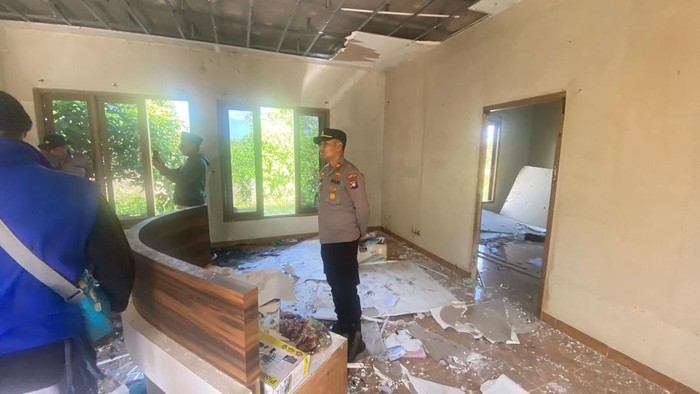Polisi melakukan pengecekan bangunan Pesantren di Rempang, Galang Kota Batam. (Foto:dok Polsek Galang)