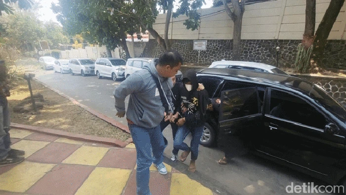Polisi menangkap E alias Andi (34) pelaku penganiayaan kepada anak kandung di Sukabumi.