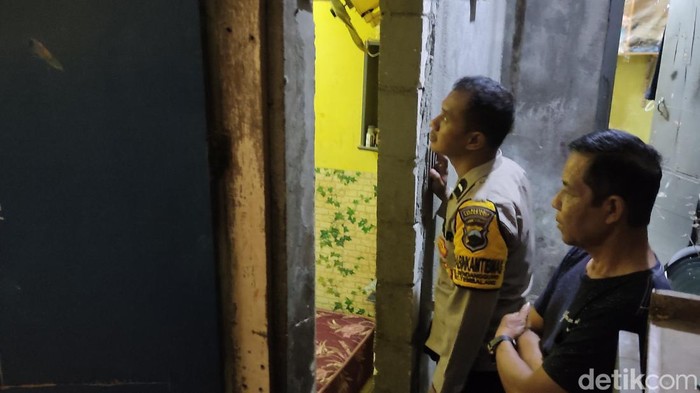 Polisi mengecek TKP kasus dugaan KDRT di Sendangguwo, Kota Semarang, Kamis (28/8/2023).