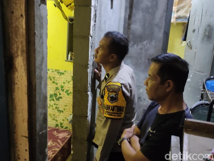 Polisi mengecek TKP kasus dugaan KDRT di Sendangguwo, Kota Semarang, Kamis (28/8/2023).
