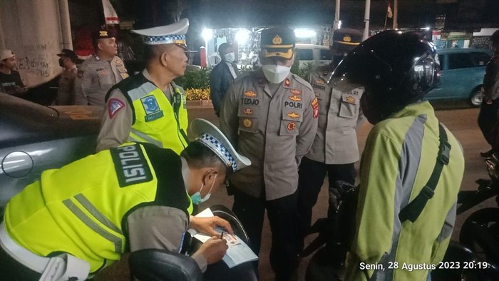 Polisi menindak pemotor yang lawan arah di Jalan Raya Ciledug, Jaksel.