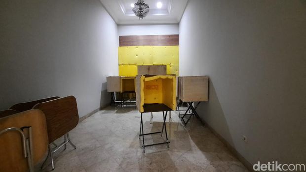 Polisi menyelidiki laporan rumah eks Wamenlu Dino Patti Djalal di Kemang, Jakarta Selatan yang diduga dijadikan markas penipuan (scamming) online. (Annisa AR/detikcom)