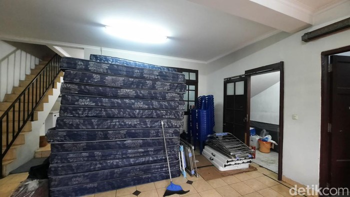 Polisi menyelidiki laporan rumah eks Wamenlu Dino Patti Djalal di Kemang, Jakarta Selatan yang diduga dijadikan markas penipuan (scamming) online. (Annisa AR/detikcom)