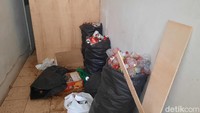 Di dalam rumah tersebut, ditemukan tumpukan sampah berisikan botol bekas air minum hingga kaleng bir (Annisa AR/detikcom)
