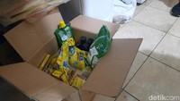 Sejumlah barang diduga makanan dan minuman ditemukan di lokasi. Benda-benda tersebut beraksara asing (Annisa AR/detikcom)