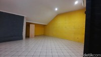 Sejenis busa berwarna kuning dipasang di dinding diduga untuk meredam suara. (Annisa AR/detikcom)