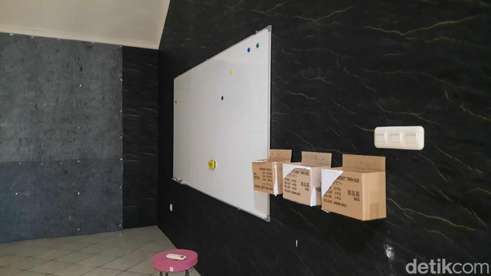 Polisi menyelidiki laporan rumah eks Wamenlu Dino Patti Djalal di Kemang, Jakarta Selatan yang diduga dijadikan markas penipuan (scamming) online. (Annisa AR/detikcom)