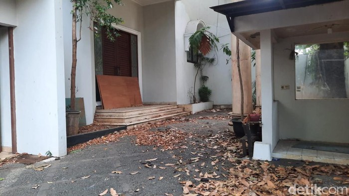 Polisi menyelidiki laporan rumah eks Wamenlu Dino Patti Djalal di Kemang, Jakarta Selatan yang diduga dijadikan markas penipuan (scamming) online. (Annisa AR/detikcom)