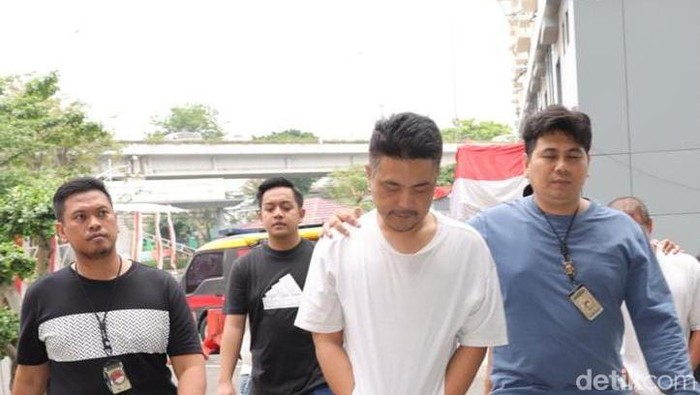 Polres Jakbar tanggkap pesulap OA terkait kasus narkoba. Pesulap OA memakai kaus putih digiring polisi.