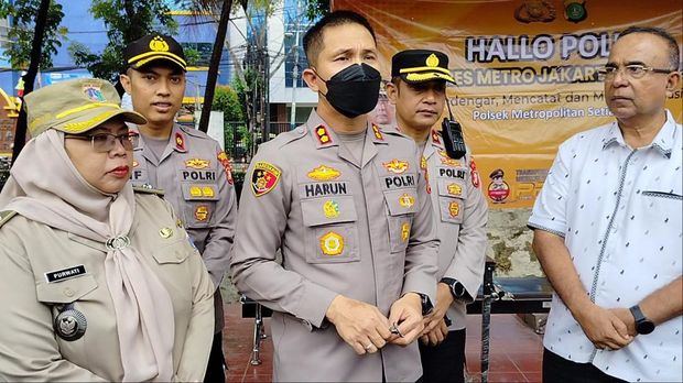 Polsek Setiabudi menindak pelajar yang melawan arah di dekat Halte Minangkabau Timur.