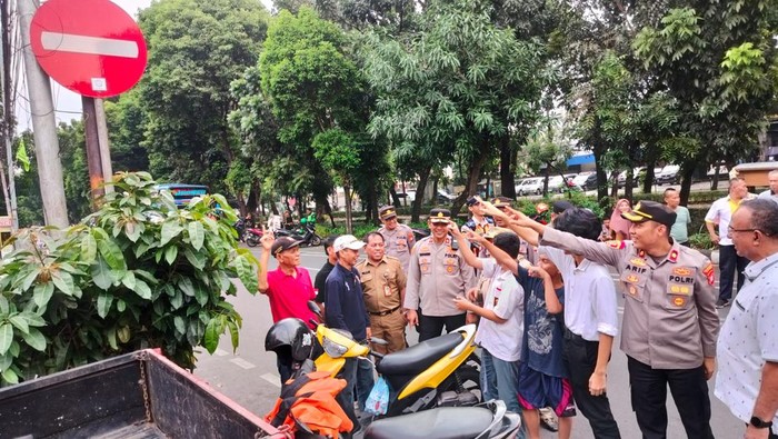 Polsek Setiabudi menindak pelajar yang melawan arah di dekat Halte Minangkabau Timur.