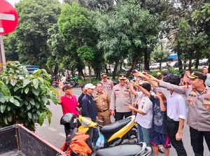 Kapolsek Setiabudi Jaksel Tindak Pemotor Lawan Arah, Beri Efek Jera