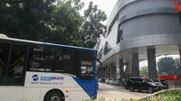 Di dekat JPM Dukuh Atas juga bisa berjalan kaki menuju Halte TransJakarta Dukuh Atas.  