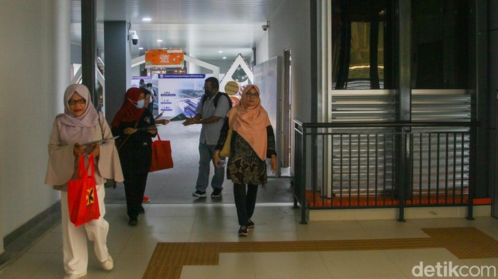 Potret JPM Dukuh Atas yang Terintegrasi LRT-KRL Pembangunan Jembatan Penyeberangan Multiguna (JPM) Dukuh Atas, Jakarta, nyaris rampung. JPM ini terintegrasi dengan moda LRT hingga KRL. JPM Dukuh Atas, Jakarta Pusat, sudah bisa digunakan secara fungsional berdasarkan pantauan hari Senin (28/8/2023).