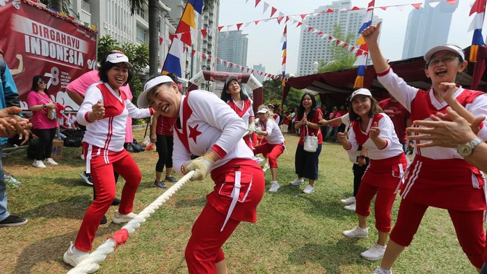 Potret Keseruan Warga Apartemen Rayakan HUT RI dengan Beragam Lomba Para penghuni dari berbagai apartemen kelolaan Inner City Management (ICM) mengikuti lomba puncak HUT RI ke-78 yang digelar, di Apartemen Sudirman Park, Jakarta.
