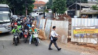 Gorong-gorong sedalam 8,5 meter sedang dikerjakan melintang di bawah badan jalan sehingga menyisakan satu lajur dari arah Ciputat menuju Pondok Pinang. 