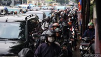 Pengendara hanya bisa melajukan kendaraannya secara perlahan-lahan. 