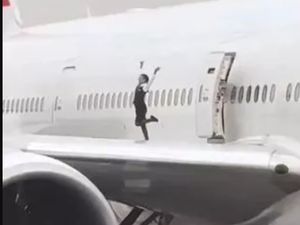 Ngawur! Awak Kabin Joget di Sayap Pesawat Saat Tak Ada Penumpang