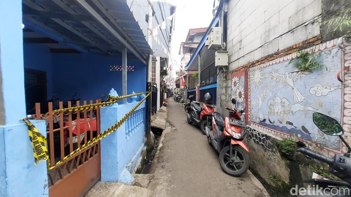Pria berinisial ER (40) menusuk pasutri yang merupakan tetangganya karena ditagih utang. Pelaku meminjam uang untuk main judi slot. (Annisa AR/detikcom)