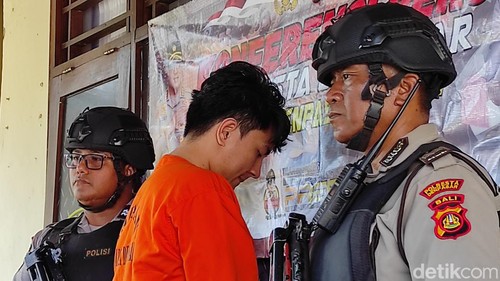 Pria penganiaya mantan pacar di Denpasar saat ditangkap polisi.
